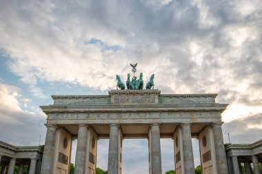 Brandenburg Kapısı Berlin, Almanya 'da yağmurlu bir günde