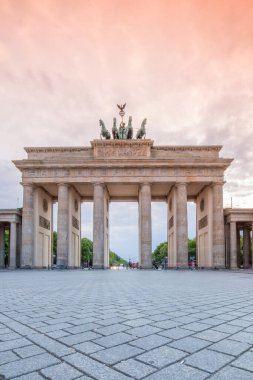 Brandenburg Kapısı Berlin, Almanya 'da yağmurlu bir günde