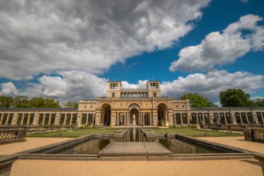 Almanya 'nın Potsdam kentindeki Sanssouci Parkı' nda bulunan Orangerie Sarayı