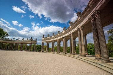Almanya 'nın Potsdam kentindeki Sanssouci Parkı' ndaki Sanssouci Sarayı 'nda sütunlar