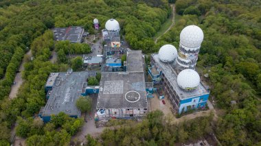 Berlin, Almanya 'daki Teufelsberg (DDR tarihi) casus istasyonunun hava görüntüsü