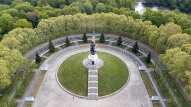 Berlin, Almanya 'daki Treptower Parkı' ndaki Sovyet Savaş Anıtı 'nın hava görüntüsü