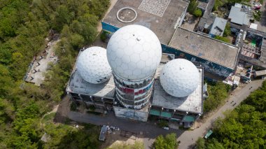 Berlin, Almanya 'daki Teufelsberg (DDR tarihi) casus istasyonunun hava görüntüsü