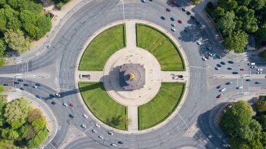 Berlin, Almanya 'da Zafer Sütunu' nun (Siegessaeule) hava manzarası