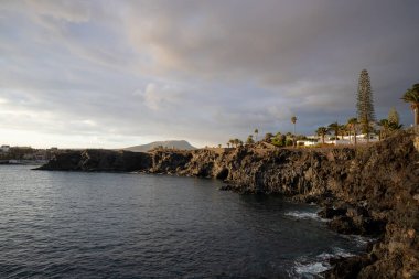 Santa Cruz de Tenerife, İspanya 'daki Las Galletas plajındaki kayalıklar