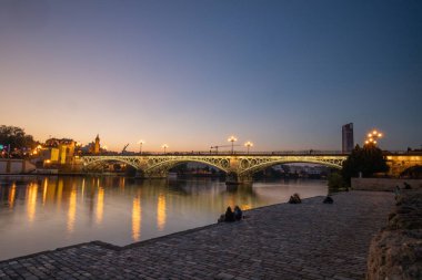 Isabel II Köprüsü ya da Sevilla, İspanya 'da gün batımında Triana Köprüsü