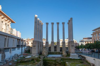 İspanya, Cordoba 'da sütunları restore edilmiş küçük bir Roma tapınağının kalıntıları.