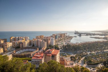 İspanya 'da arenalı Malaga rıhtımının gün batımı manzarası