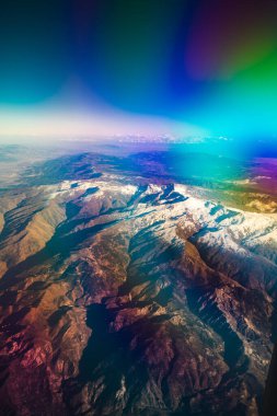 İsviçre Alpleri, gökkuşağı filtresiyle uçaktan görülen sıradağlar.