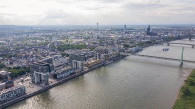 Arka planda Köln Katedrali olan Rhein Nehri 'nin havadan görünüşü, Almanya