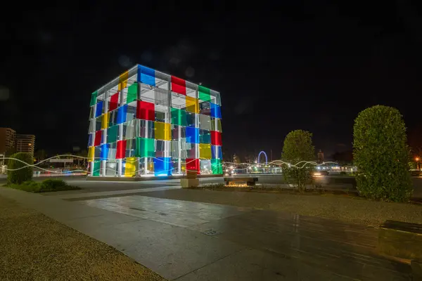 İspanya, Malaga 'da gece vakti renkli cam bir küple Paris Sanat Müzesi