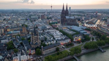Arka planda Köln Katedrali olan Rhein Nehri 'nin havadan görünüşü, Almanya