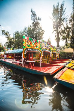 Trajineras Xochimilco, Meksika 'da tekne turları ve mariachi müziğiyle dolu bir kanalın turistik bölgesi.