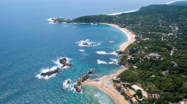 Meksika 'nın Oaxaca eyaletindeki Mazunte plajının hava manzarası.