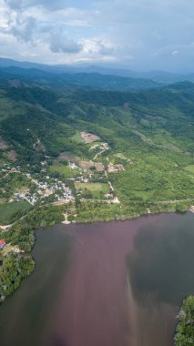 Oaxaca 'daki Manialtepec gölü Ekim 2019' da Puerto Escondido, Meksika yakınlarında pembeye boyandı.