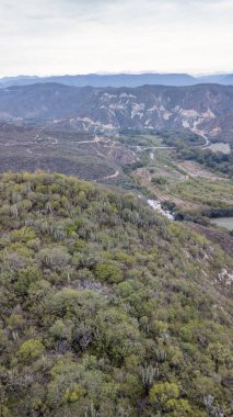 Otomi Tören Merkezi 'nin havadan görünüşü, Meksika' da heykellerle dolu anıtsal bir kompleks.