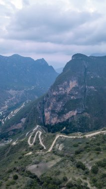 Hidalgo, Meksika 'daki Las Grutas de Tolantongo yolunun hava manzarası