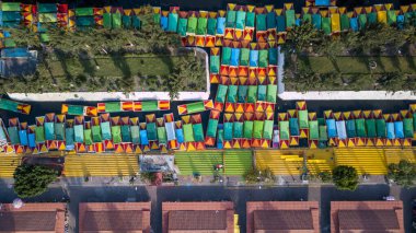 Trajineras Xochimilco 'nun hava manzarası, Mexico City' de tekne turları olan bir kanaldaki turizm alanı.