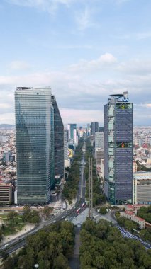 Mexico City 'deki Paseo de la Reforma Caddesi' nin havadan görünüşü