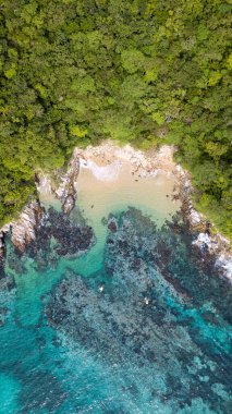 Oaxaca, Meksika 'da güneşli bir günde Santa Cruz Huatulco Körfezi' nin havadan görünüşü