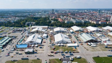 Münih, Almanya 'da Ekim Festivali çadır inşaatının hava manzarası