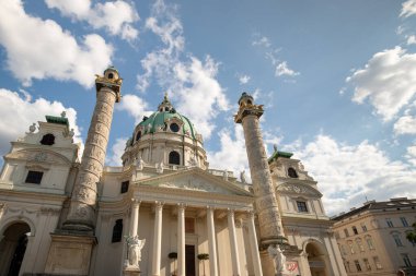Viyana, Avusturya 'da güneşli bir günde St. Charles Borromeo Kilisesi