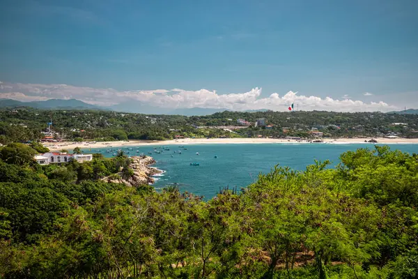 Puerto Escondido ana plajı Oaxaca, Meksika 'da güneşli bir günde