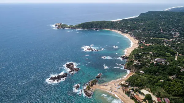 Meksika 'nın Oaxaca eyaletindeki Mazunte plajının hava manzarası.