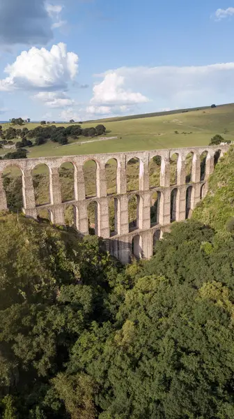 Meksika 'nın Tepotzotlan şehrinde bulutlu bir günde Arcos del Sitio' nun hava manzarası