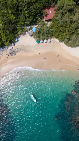 Oaxaca, Meksika 'da güneşli bir günde Santa Cruz Huatulco Körfezi' nin havadan görünüşü
