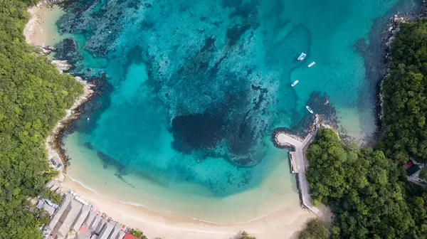 Oaxaca, Meksika 'da güneşli bir günde Santa Cruz Huatulco Körfezi' nin havadan görünüşü