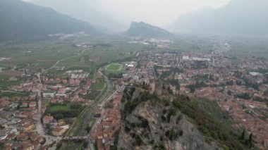 İtalya, Garda Gölü 'ndeki Riva del Garda üzerinde insansız hava aracı uçuşu. Şehrin panoramik görüntüsü.