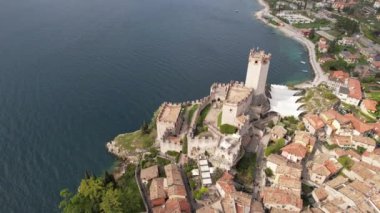 İtalya 'daki Garda Gölü üzerinde İHA uçuşu. Şehrin panoramik görüntüsü.
