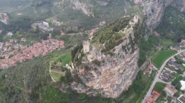 İtalya, Garda Gölü 'ndeki Riva del Garda üzerinde insansız hava aracı uçuşu. Şehrin panoramik görüntüsü.