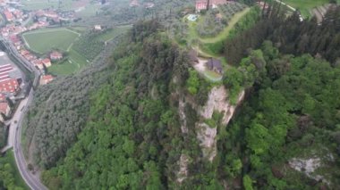 İtalya, Garda Gölü 'ndeki Riva del Garda üzerinde insansız hava aracı uçuşu. Şehrin panoramik görüntüsü.