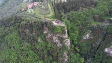 İtalya, Garda Gölü 'ndeki Riva del Garda üzerinde insansız hava aracı uçuşu. Şehrin panoramik görüntüsü.