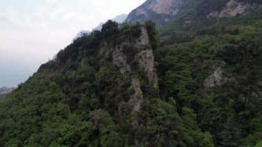 İtalya, Garda Gölü 'ndeki Riva del Garda üzerinde insansız hava aracı uçuşu. Şehrin panoramik görüntüsü.