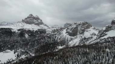 Dolomitler üzerinde İHA uçuşu, İtalya. Manzaranın panoramik görüntüsü