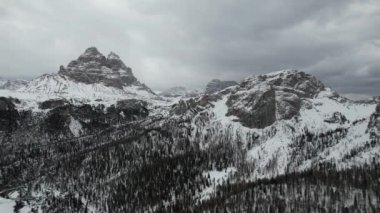 Dolomitler üzerinde İHA uçuşu, İtalya. Manzaranın panoramik görüntüsü