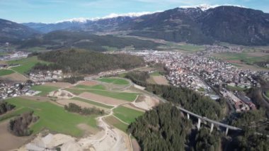 İHA uçuşu Brunico, İtalya üzerinde. Dolomitlerin panoramik görünümü