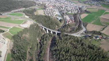 İHA uçuşu Brunico, İtalya üzerinde. Dolomitlerin panoramik görünümü