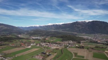 İHA uçuşu Brunico, İtalya üzerinde. Dolomitlerin panoramik görünümü