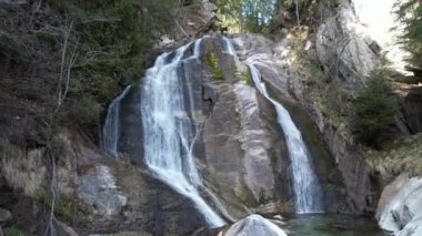 Dolomitler, İtalya 'daki şelale üzerinde insansız hava aracı uçuşu