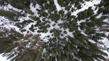 Dolomitler üzerinde İHA uçuşu, İtalya. Manzaranın panoramik görüntüsü