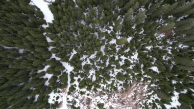 Dolomitler üzerinde İHA uçuşu, İtalya. Manzaranın panoramik görüntüsü
