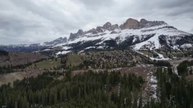 Dolomitler üzerinde İHA uçuşu, İtalya. Manzaranın panoramik görüntüsü