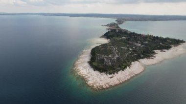 Drone uçağı İtalya 'nın Garda Gölü' ndeki Grotte di Catullo arkeolojik alanı üzerinde uçuyor.