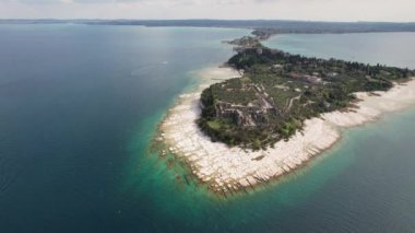 Drone uçağı İtalya 'nın Garda Gölü' ndeki Grotte di Catullo arkeolojik alanı üzerinde uçuyor.