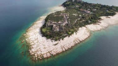 Drone uçağı İtalya 'nın Garda Gölü' ndeki Grotte di Catullo arkeolojik alanı üzerinde uçuyor.