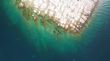 Drone uçağı İtalya 'nın Garda Gölü' ndeki Grotte di Catullo arkeolojik alanı üzerinde uçuyor.